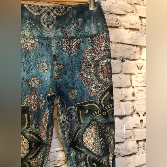 EVOLUTION AND CREATION 3/4 LEGGINGS - Picture 1 of 8